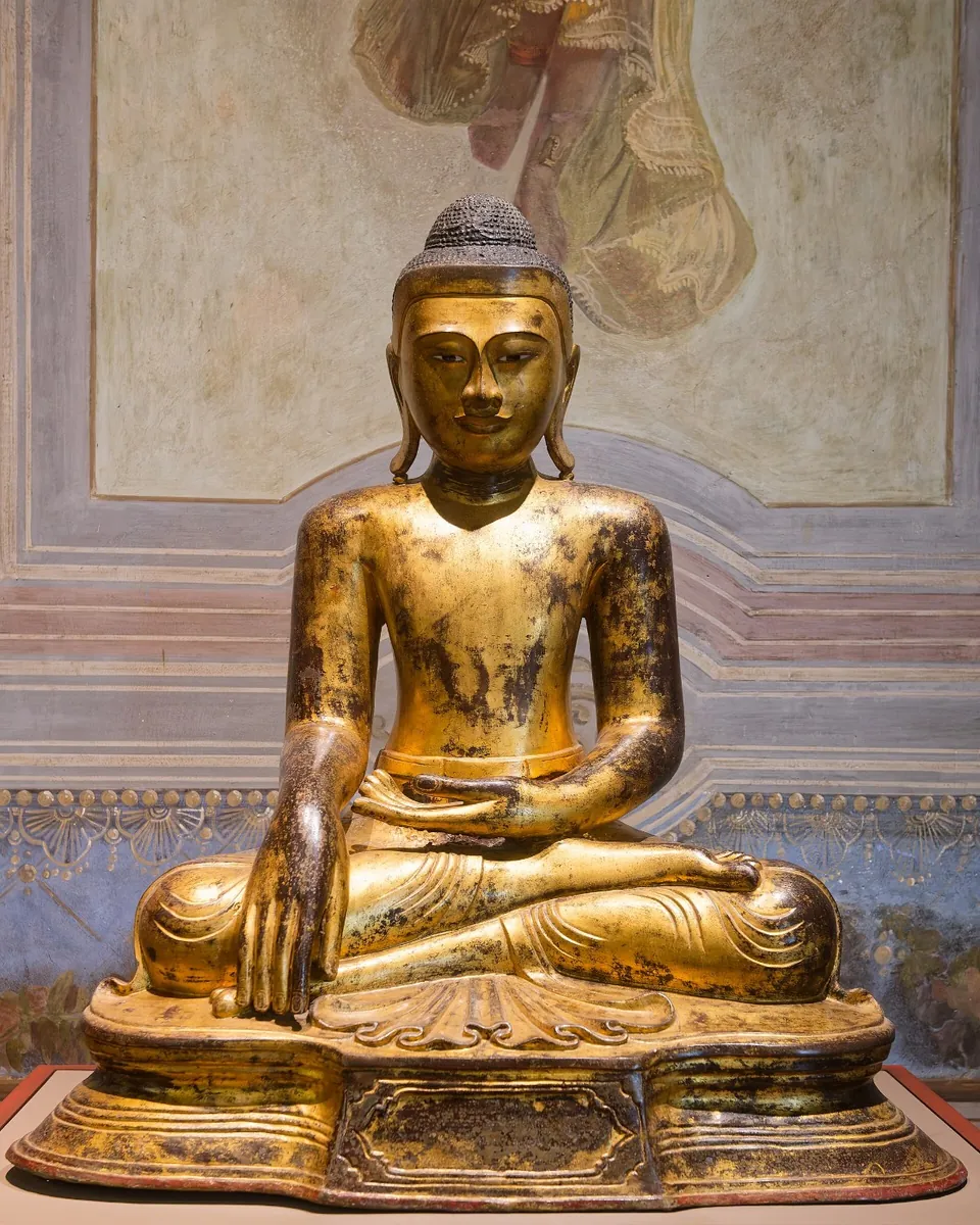 Buddha, der rører jorden (bhūmisparśa mudrā) og kalder jorden til vidne. Museo d’Arte Orientale, Torino. Foto: Marie-Lan Taÿ Pamart. Offentligt domæne